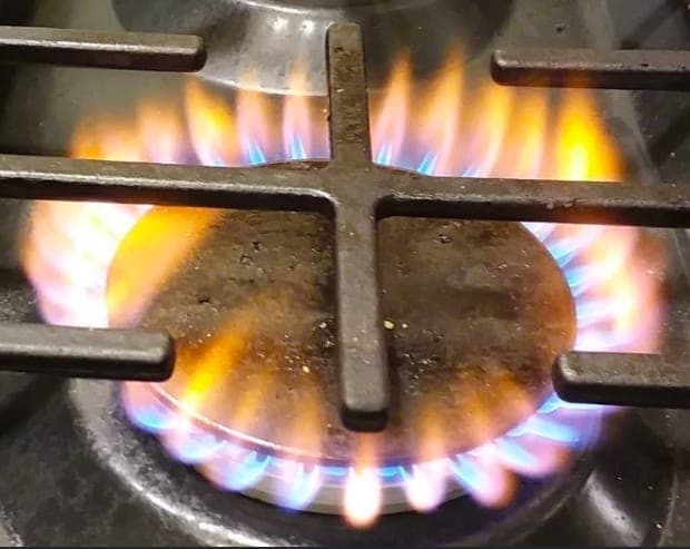 Gaslåga med gula toppar – exempel på felinställd brännare