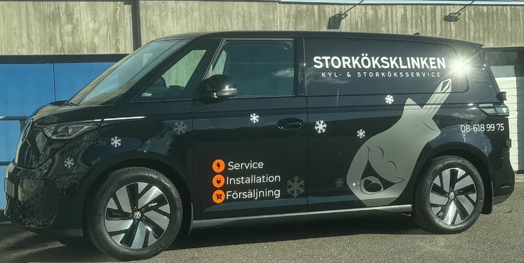 Storköksklinikens servicebil utanför verkstaden
