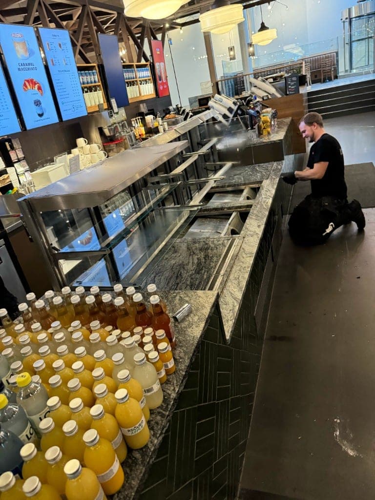 Tekniker installerar nya kyldiskar i en cafédisk